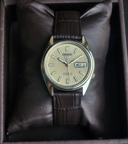 Vintage 1985 Original Seiko 5 Automatic 7S26-6000 Grey Face 21 Jewels Brown Leather Strap Day-Date Japanese Men's Wrist Watch EG205