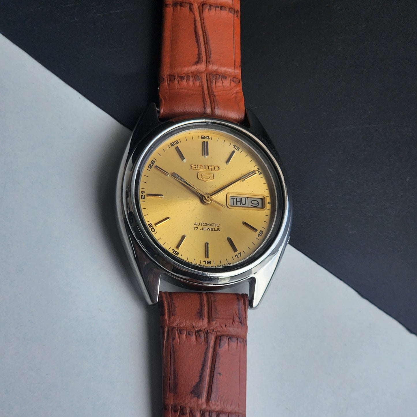 Vintage 1979 Original Seiko 5 Automatic 7S26-3040 Golden Face 21 Jewels Croco Tan Leather Strap Day-Date Japanese Men's Wrist Watch EG206