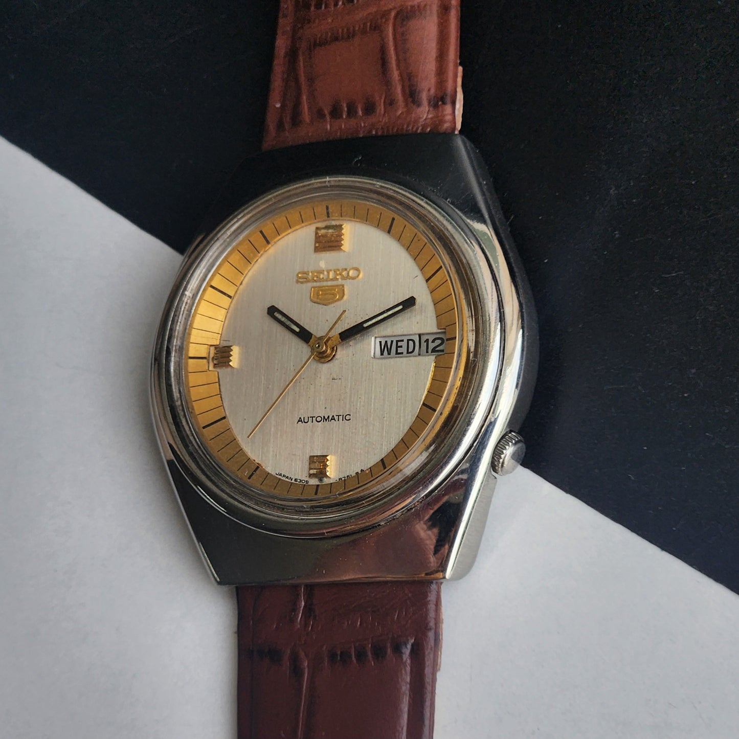Vintage 1980 Original Seiko 5 Automatic 6309-8500 White Face 17 Jewels Croco Tan Leather Strap Day-Date Japanese Men's Wrist Watch EG207