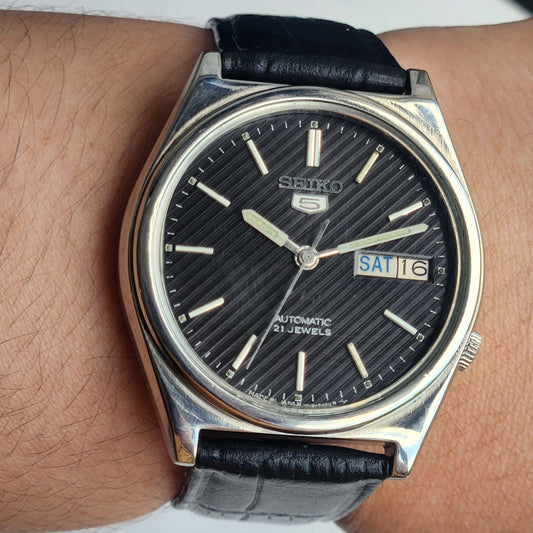 Vintage 1984 Original Seiko 5 Automatic 7019-8180 Black Face 17 Jewels Black Leather Strap Day-Date Japanese Men's Wrist Watch EG213