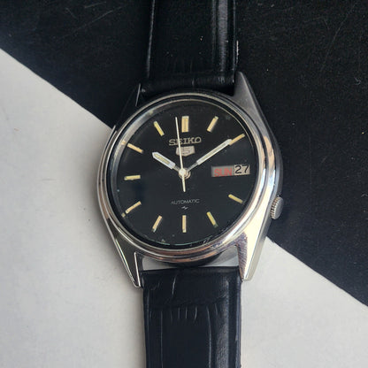 Vintage 1980 Original Seiko 5 Automatic 7009-2090 Black Face 17 Jewels Black Leather Strap Day-Date Japanese Men's Wrist Watch EG217