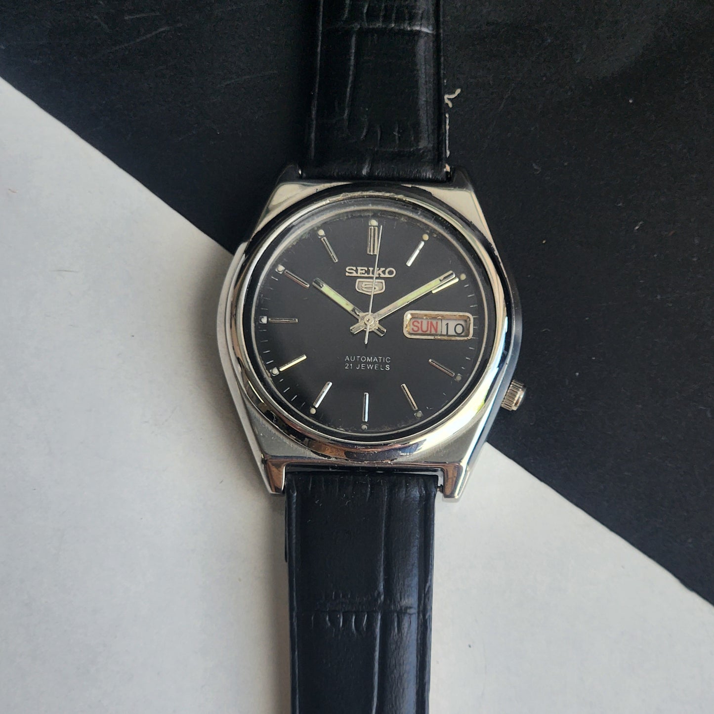 Vintage 1982 Original Seiko 5 Automatic 7009-876A Black Face 17 Jewels Black Leather Strap Day-Date Japanese Men's Wrist Watch EG214