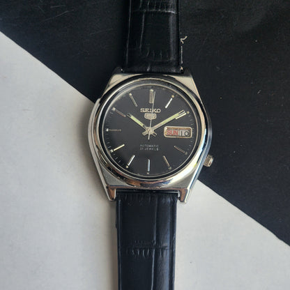 Vintage 1982 Original Seiko 5 Automatic 7009-876A Black Face 17 Jewels Black Leather Strap Day-Date Japanese Men's Wrist Watch EG214