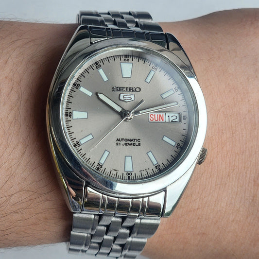 Vintage Original Seiko 5 Automatic 7S26-00X0 Grey Face 21 Jewels With Exhibition Back Day-Date Japanese Men's Wrist Watch I50