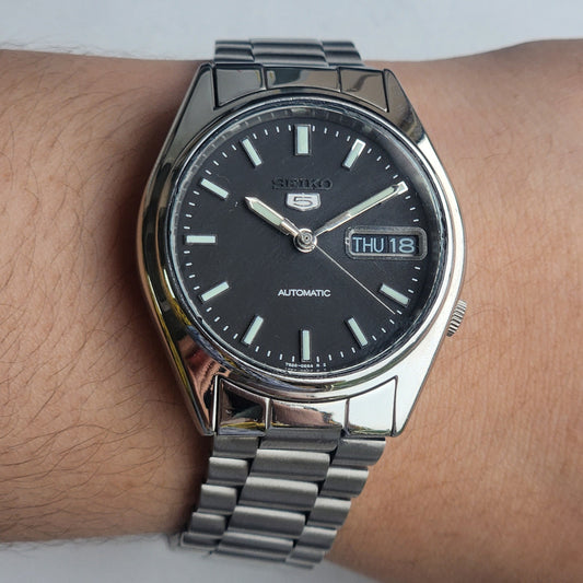 Vintage Original Seiko 5 Automatic 7S26-0560 Black Face 21 Jewels With Exhibition Back Day-Date Japanese Men's Wrist Watch I54