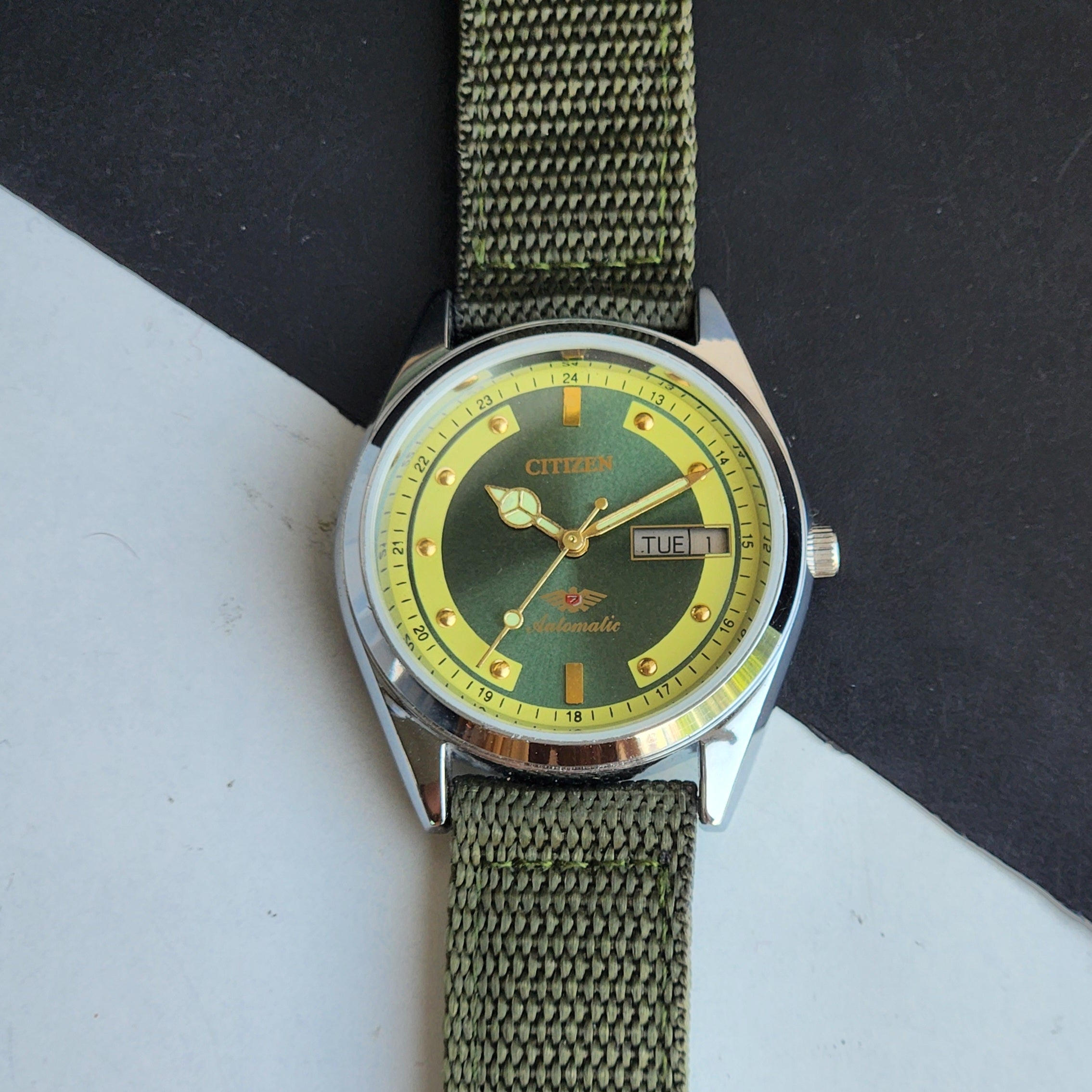 Vintage Mod Citizen 8200 Automatic 21 Jewels Green Face Day-Date