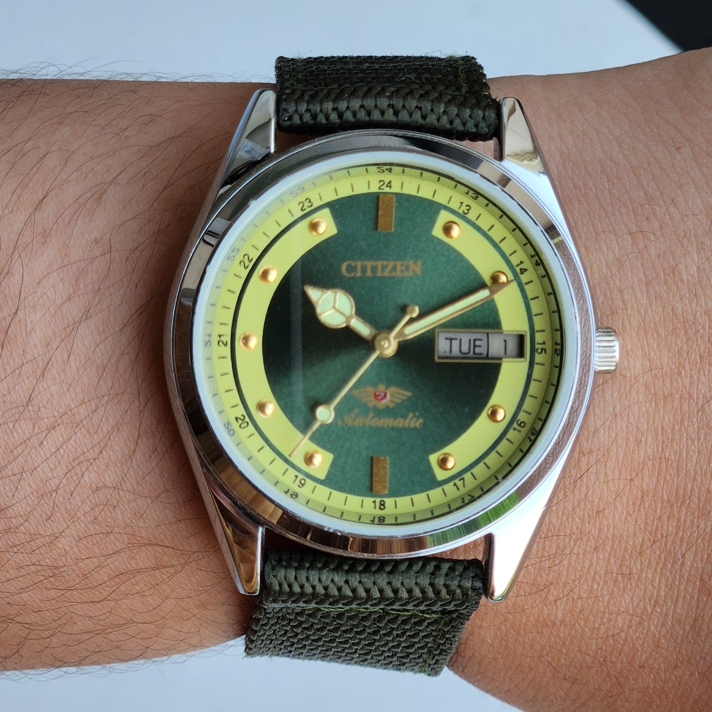 Vintage Mod Citizen 8200 Automatic 21 Jewels Green Face Day-Date