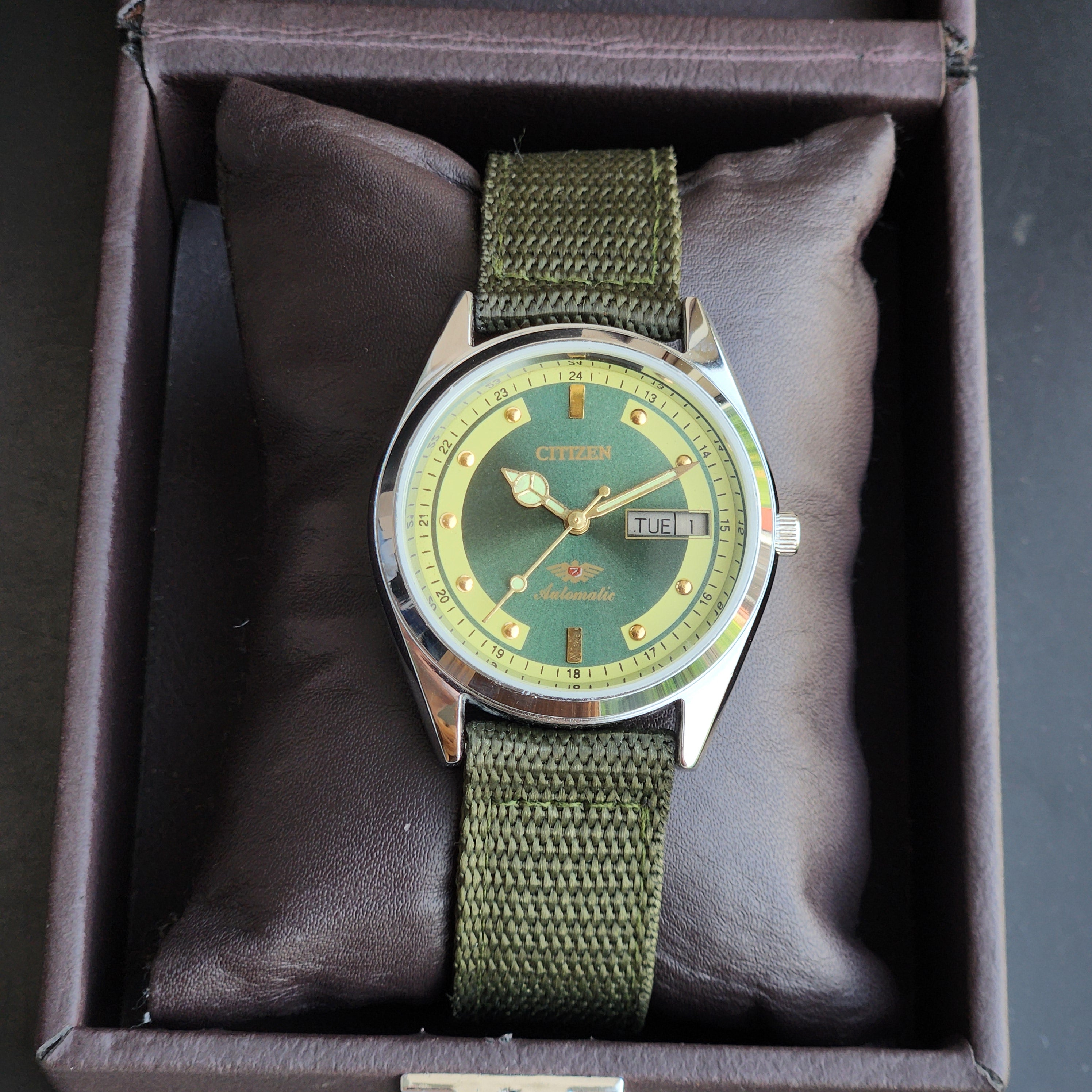 Vintage Mod Citizen 8200 Automatic 21 Jewels Green Face Day-Date