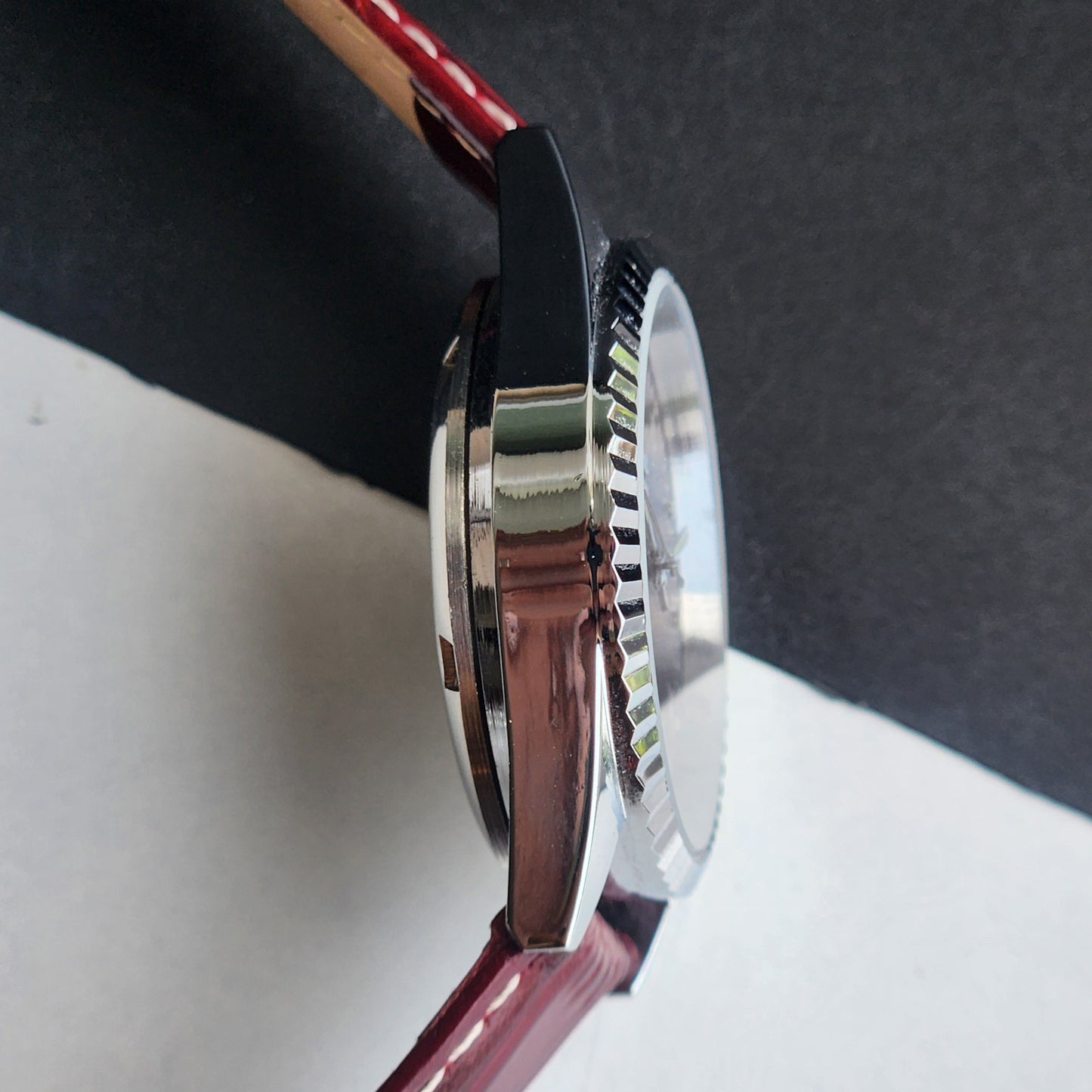 Vintage Mod HMT Kohinoor Devanagari Hand Winding 17 Jewels Red Face Fluted Bezel Red Croco Leather Strap Men's Wrist Watch J04