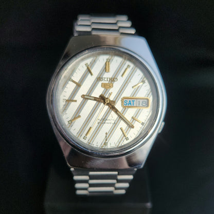 Vintage 1987 Original Seiko 5 Automatic 7826-7030 White Face 17 Jewels Day-Date Japanese Men's Wrist Watch J103