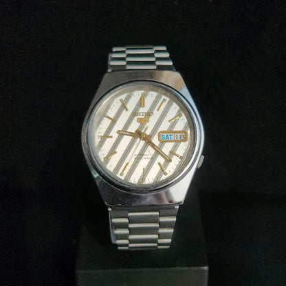 Vintage 1987 Original Seiko 5 Automatic 7826-7030 White Face 17 Jewels Day-Date Japanese Men's Wrist Watch J103