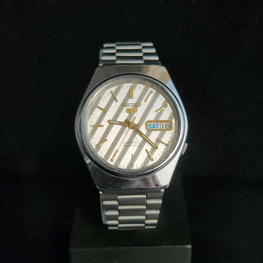 Vintage 1987 Original Seiko 5 Automatic 7826-7030 White Face 17 Jewels Day-Date Japanese Men's Wrist Watch J103