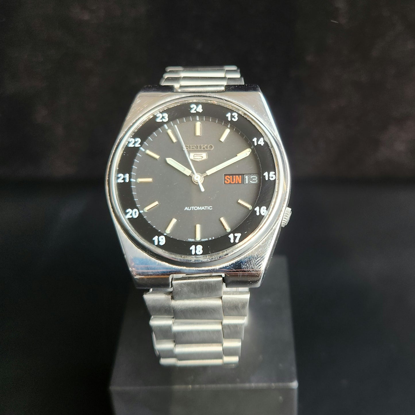 Vintage 1970 Original Seiko 5 Automatic 7S26-3160 Black Face 17 Jewels Day-Date Japanese Men's Wrist Watch J109