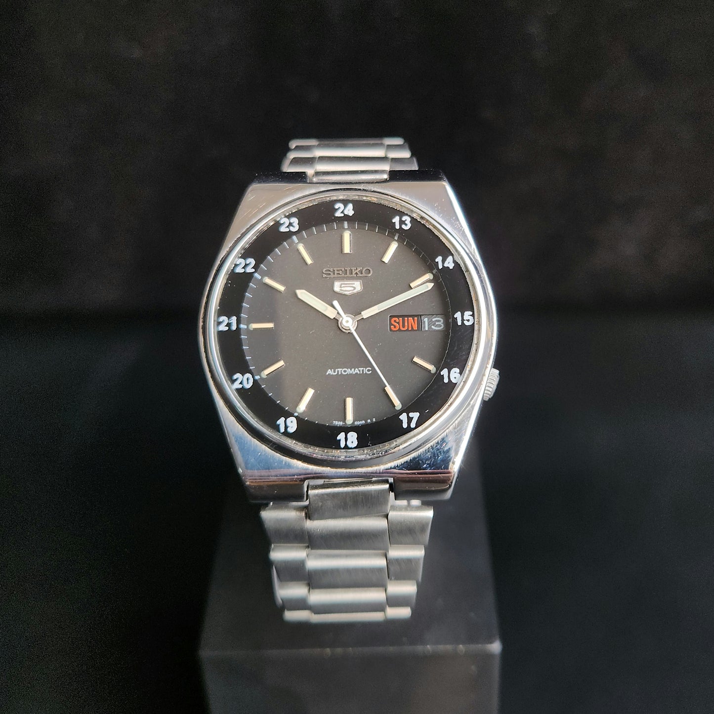 Vintage 1970 Original Seiko 5 Automatic 7S26-3160 Black Face 17 Jewels Day-Date Japanese Men's Wrist Watch J109