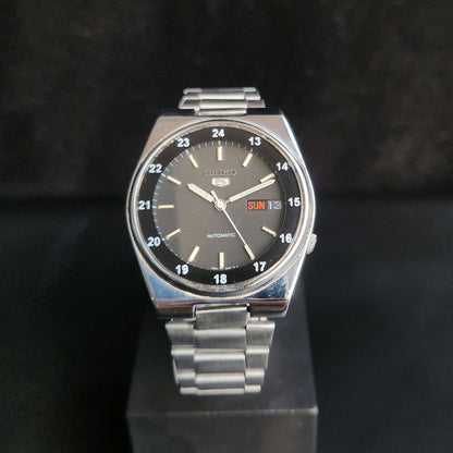 Vintage 1970 Original Seiko 5 Automatic 7S26-3160 Black Face 17 Jewels Day-Date Japanese Men's Wrist Watch J109