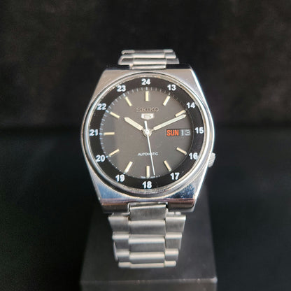Vintage 1970 Original Seiko 5 Automatic 7S26-3160 Black Face 17 Jewels Day-Date Japanese Men's Wrist Watch J109