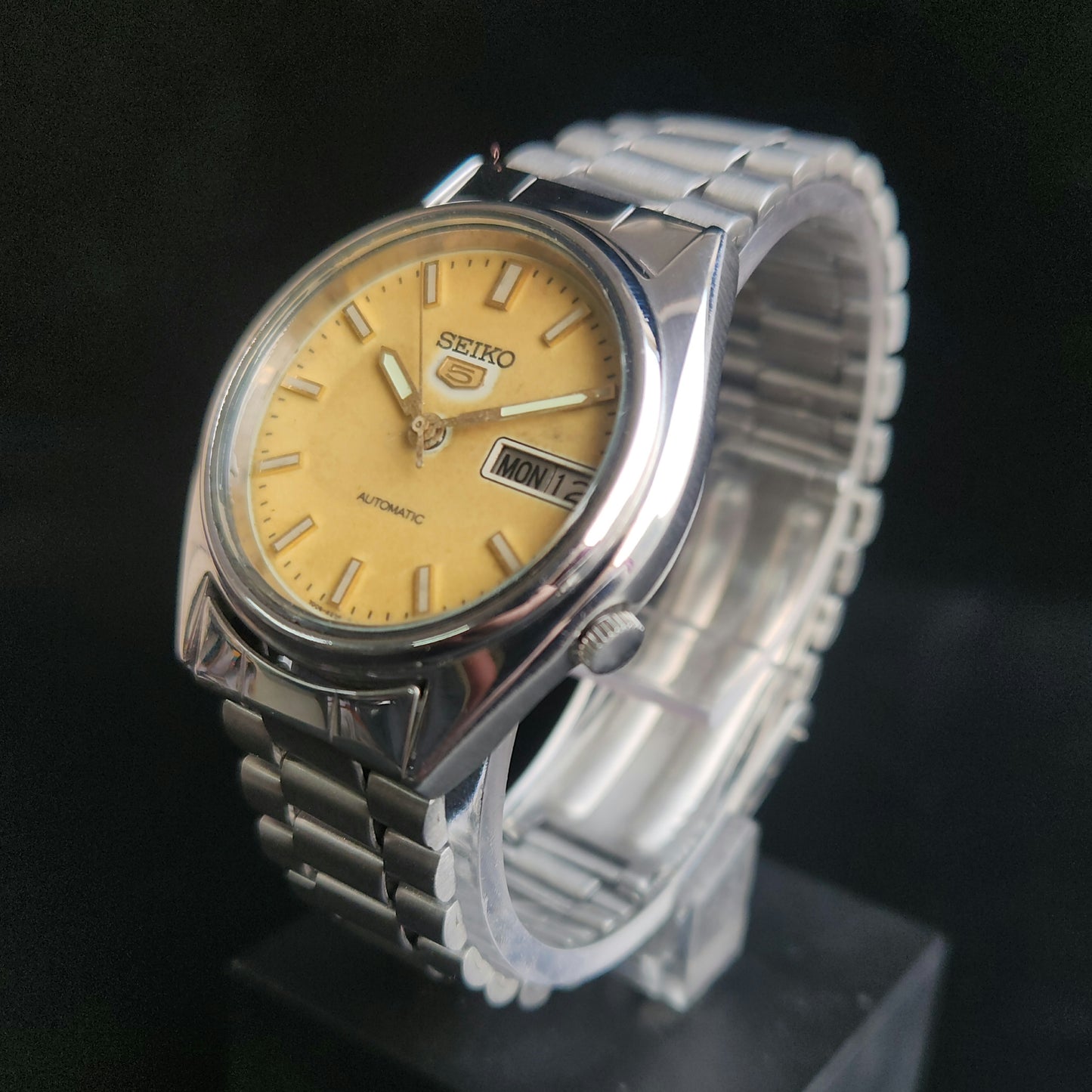Vintage 1985 Original Seiko 5 Automatic 7009-3101 Golden Face 17 Jewels Day-Date Japanese Men's Wrist Watch J104