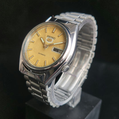 Vintage 1985 Original Seiko 5 Automatic 7009-3101 Golden Face 17 Jewels Day-Date Japanese Men's Wrist Watch J104