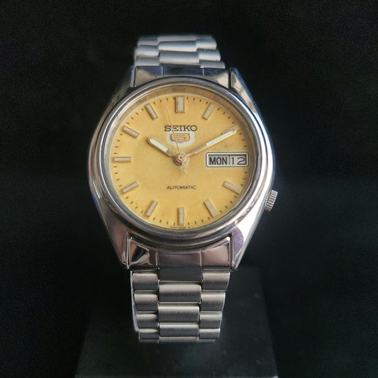 Vintage 1985 Original Seiko 5 Automatic 7009-3101 Golden Face 17 Jewels Day-Date Japanese Men's Wrist Watch J104