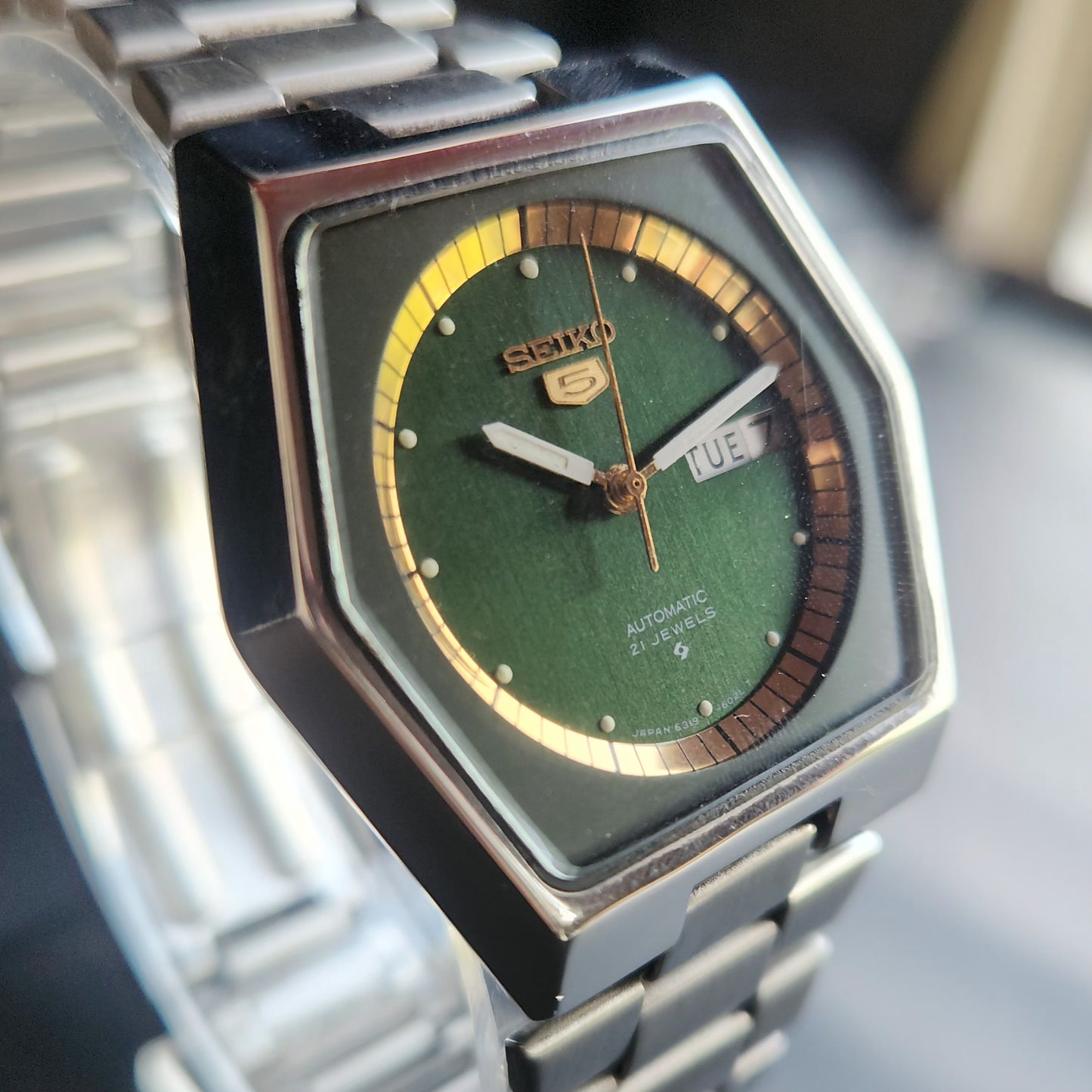 Vintage 1977,1987 Original Seiko 5 Automatic 6319-6000 Green Face 21 Jewels Day-Date Japanese Men's Wrist Watch S17
