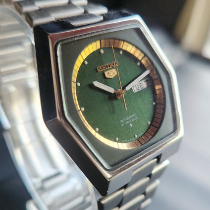 Vintage 1977,1987 Original Seiko 5 Automatic 6319-6000 Green Face 21 Jewels Day-Date Japanese Men's Wrist Watch S17