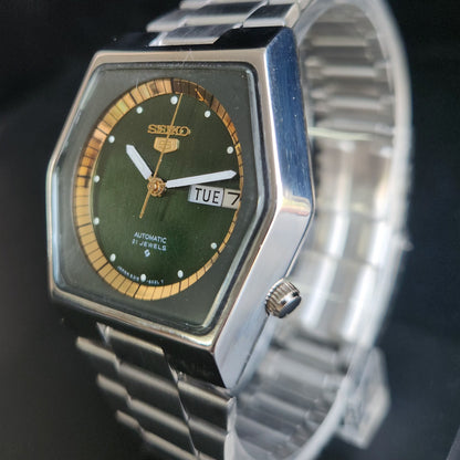 Vintage 1977,1987 Original Seiko 5 Automatic 6319-6000 Green Face 21 Jewels Day-Date Japanese Men's Wrist Watch S17