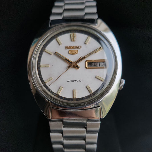 Vintage 1976 Original Seiko 5 Automatic 7009-3080 White Face 17 Jewels Day-Date Japanese Men's Wrist Watch S19