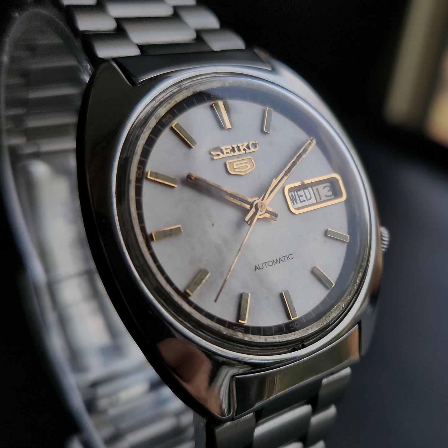 Vintage 1976 Original Seiko 5 Automatic 7009-3080 White Face 17 Jewels Day-Date Japanese Men's Wrist Watch S19