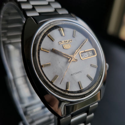 Vintage 1976 Original Seiko 5 Automatic 7009-3080 White Face 17 Jewels Day-Date Japanese Men's Wrist Watch S19