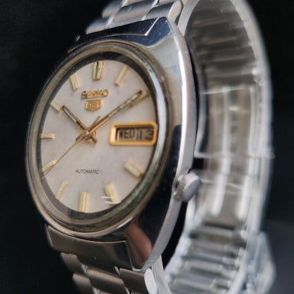 Vintage 1976 Original Seiko 5 Automatic 7009-3080 White Face 17 Jewels Day-Date Japanese Men's Wrist Watch S19