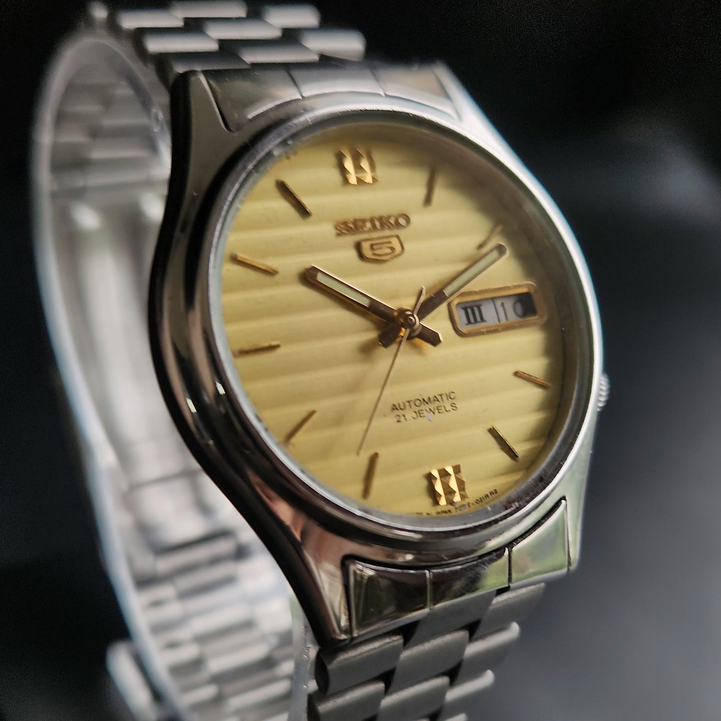 Vintage 1998 Original Seiko 5 Automatic 7009-3101 Golden Face 17 Jewels Day-Date Japanese Men's Wrist Watch S26