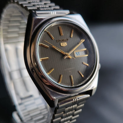 Vintage 1985 Original Seiko 5 Automatic 7009-8761 Grey Face 17 Jewels Day-Date Japanese Men's Wrist Watch S30