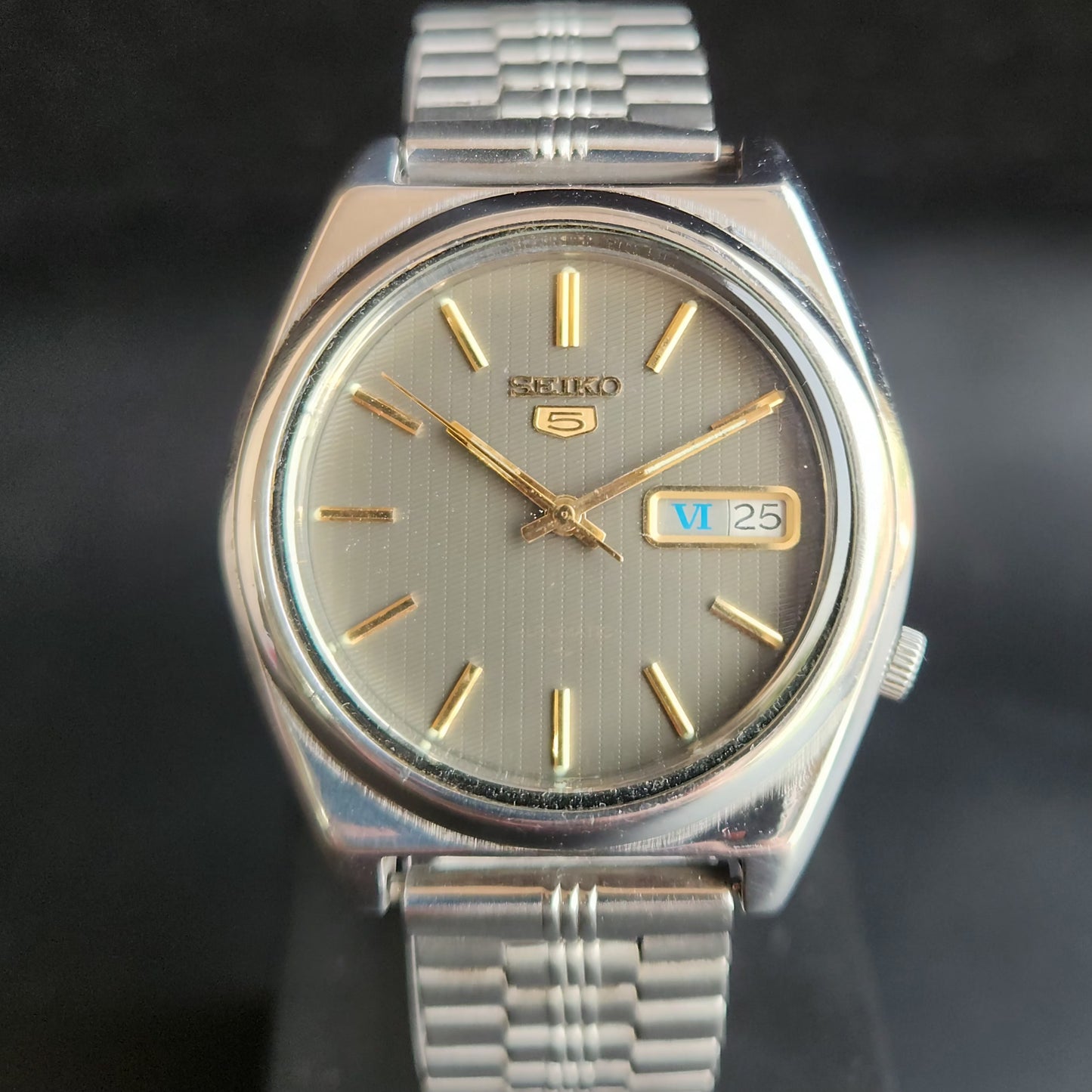 Vintage 1985 Original Seiko 5 Automatic 7009-8761 Grey Face 17 Jewels Day-Date Japanese Men's Wrist Watch S30