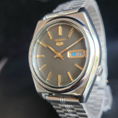 Vintage 1985 Original Seiko 5 Automatic 7009-8761 Grey Face 17 Jewels Day-Date Japanese Men's Wrist Watch S30