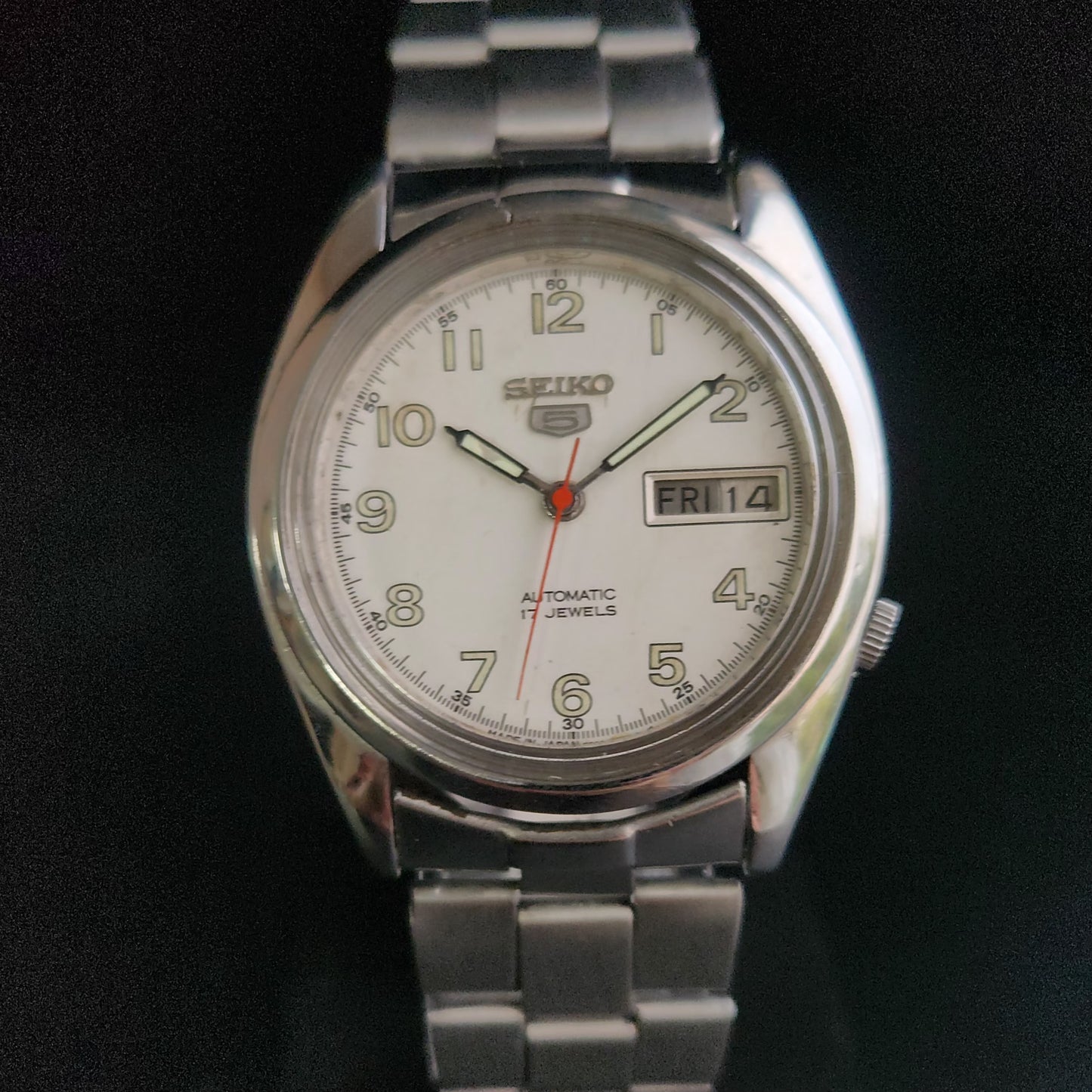 Vintage 1981 Original Seiko 5 Automatic 7009-8210 White Face 17 Jewels Day-Date Japanese Men's Wrist Watch S37
