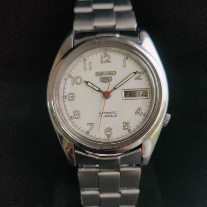 Vintage 1981 Original Seiko 5 Automatic 7009-8210 White Face 17 Jewels Day-Date Japanese Men's Wrist Watch S37