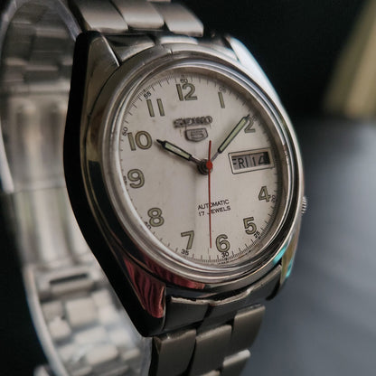 Vintage 1981 Original Seiko 5 Automatic 7009-8210 White Face 17 Jewels Day-Date Japanese Men's Wrist Watch S37