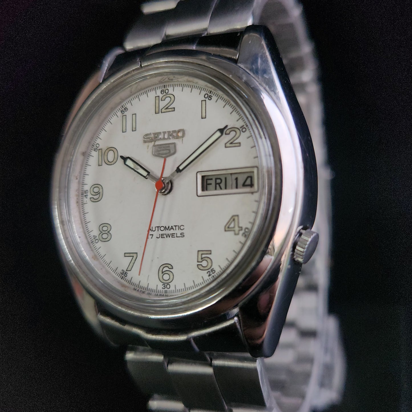 Vintage 1981 Original Seiko 5 Automatic 7009-8210 White Face 17 Jewels Day-Date Japanese Men's Wrist Watch S37