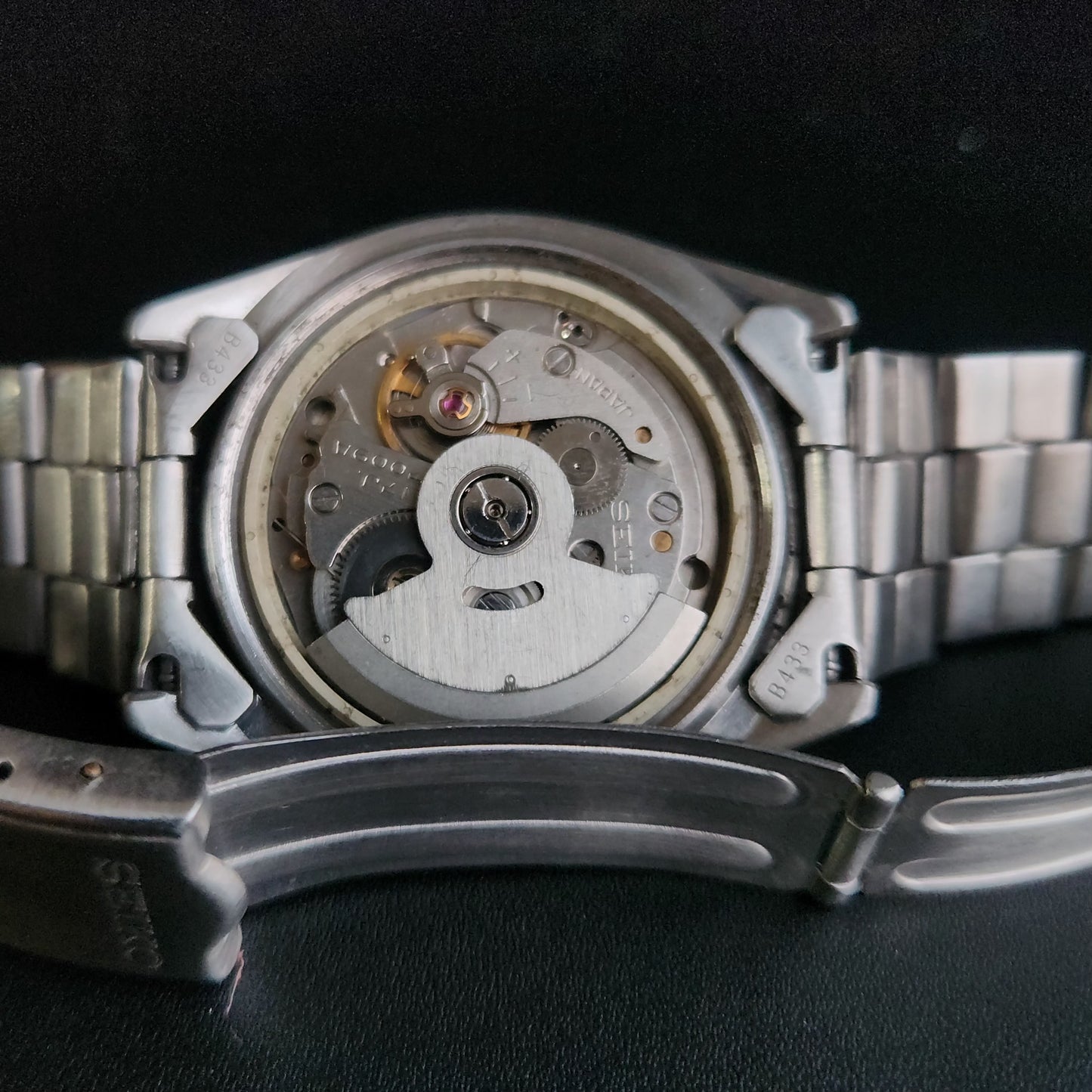 Vintage 1981 Original Seiko 5 Automatic 7009-8210 White Face 17 Jewels Day-Date Japanese Men's Wrist Watch S37