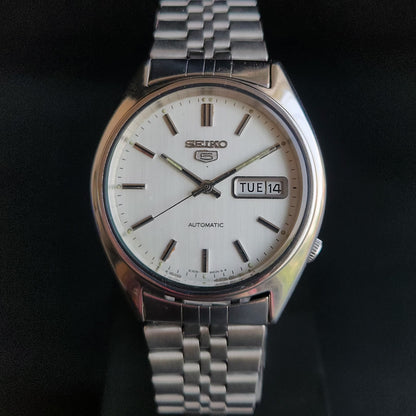 Vintage 1983 Original Seiko 5 Automatic 3609-8840 White Face 17 Jewels Day-Date Japanese Men's Wrist Watch S39
