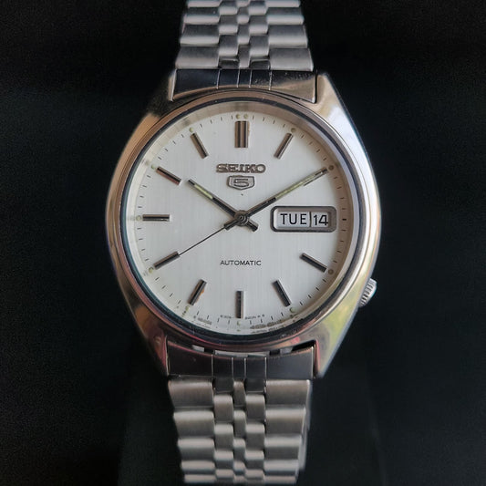 Vintage 1983 Original Seiko 5 Automatic 3609-8840 White Face 17 Jewels Day-Date Japanese Men's Wrist Watch S39