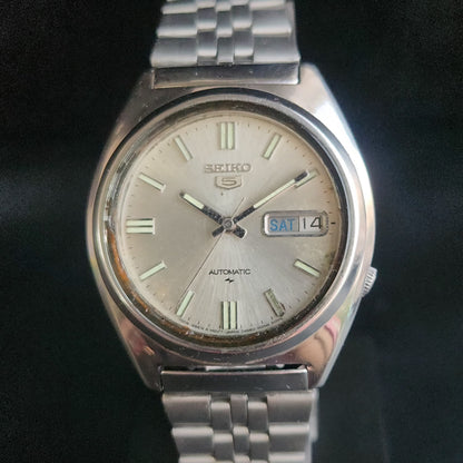 Vintage 1985 Original Seiko 5 Automatic 7009-8330 Silver Face 17 Jewels Day-Date Japanese Men's Wrist Watch S46