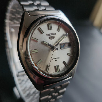 Vintage 1985 Original Seiko 5 Automatic 7009-8330 Silver Face 17 Jewels Day-Date Japanese Men's Wrist Watch S46