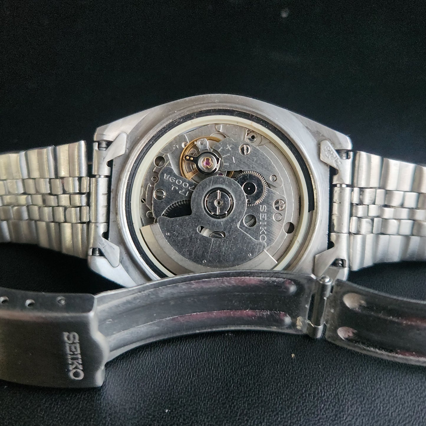 Vintage 1985 Original Seiko 5 Automatic 7009-8330 Silver Face 17 Jewels Day-Date Japanese Men's Wrist Watch S46
