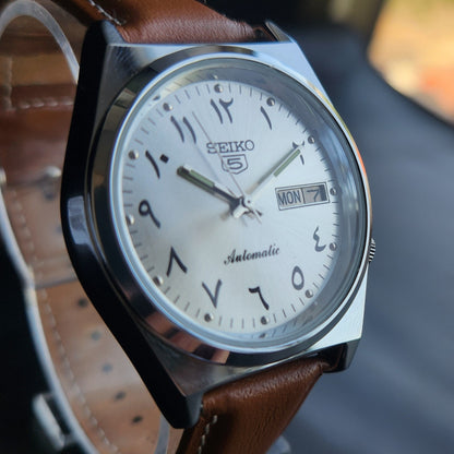 Vintage Mod Arabic Seiko 5 Automatic 17 Jewels Cal. 7009 Silver Face Brown Leather Band Day-Date Men's Wrist Watch S69