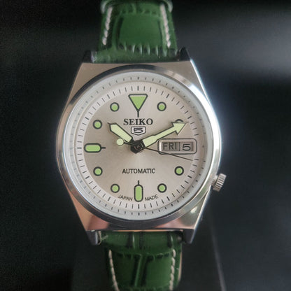 Vintage Mod Seiko 5 Automatic 17 Jewels Cal. 7009 Silver Face Green Leather Band Day-Date Men's Wrist Watch S77