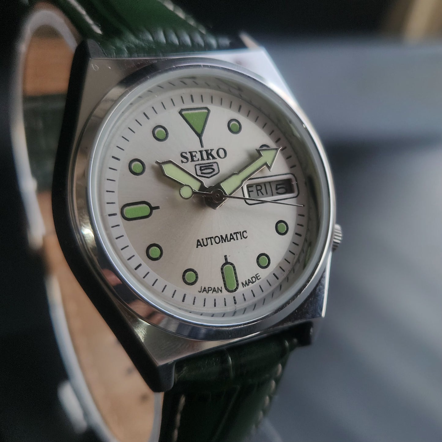 Vintage Mod Seiko 5 Automatic 17 Jewels Cal. 7009 Silver Face Green Leather Band Day-Date Men's Wrist Watch S77