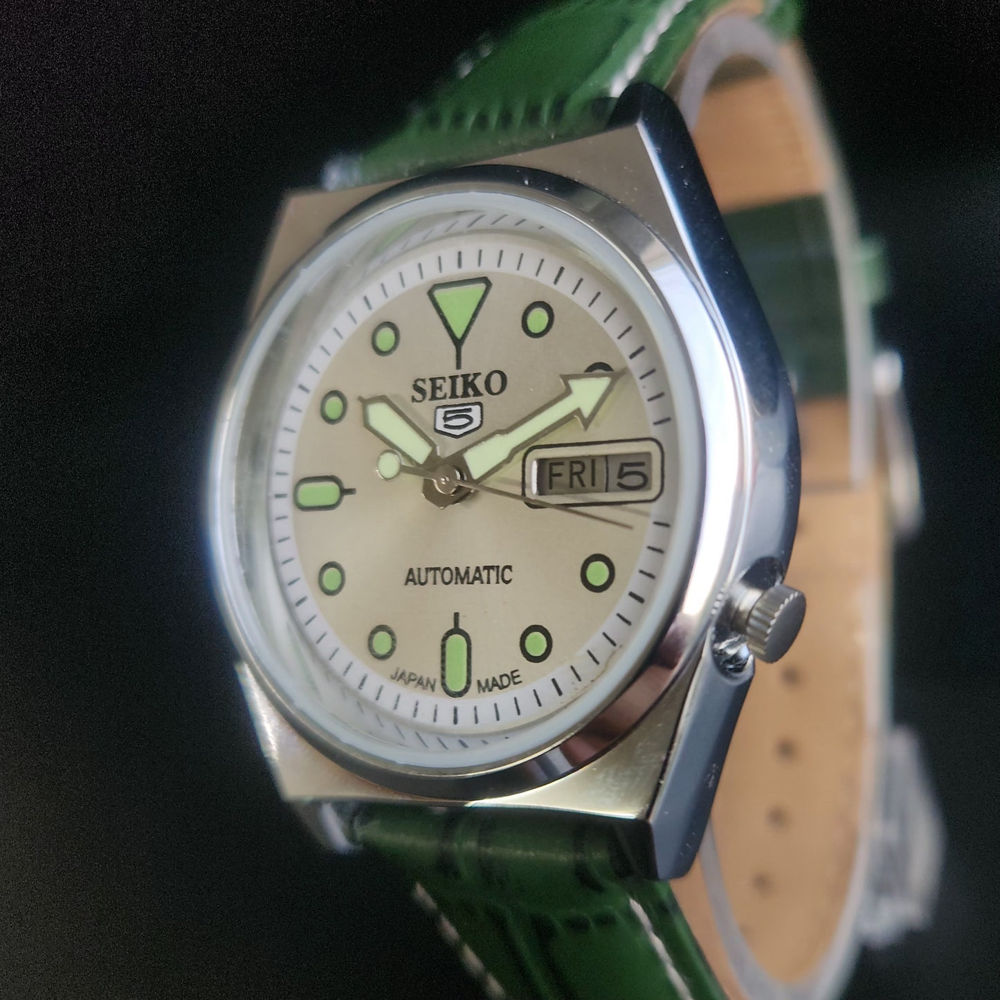 Vintage Mod Seiko 5 Automatic 17 Jewels Cal. 7009 Silver Face Green Leather Band Day-Date Men's Wrist Watch S77