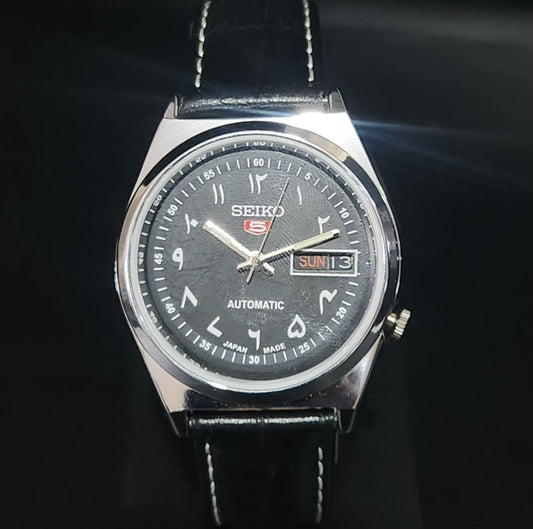 Vintage Mod Arabic Seiko 5 Automatic 17 Jewels Cal. Black Silver Face Black Leather Band Day-Date Men's Wrist Watch S76