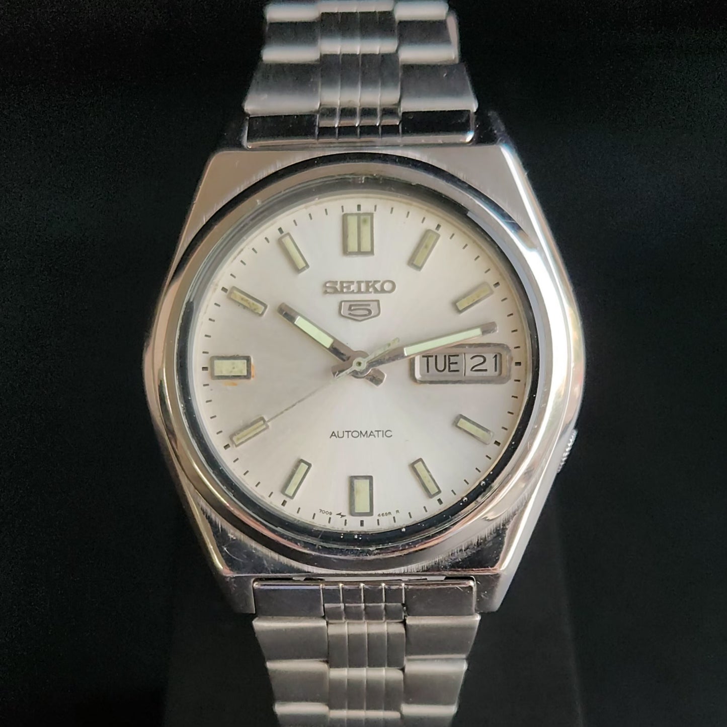 Vintage 1983 Original Seiko 5 Automatic 7009-3131 silver Face 17 Jewels Day-Date Japanese Men's Wrist Watch S54